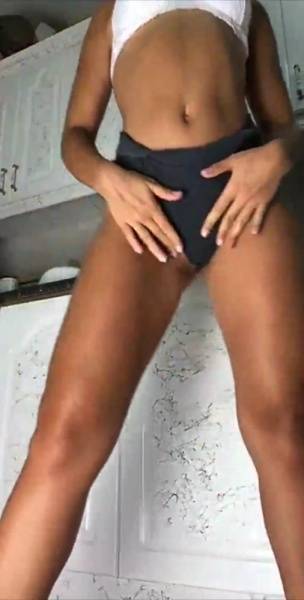 Paola Skye kitchen booty spreading & twerking snapchat premium xxx porn videos on www.girlzfan.com