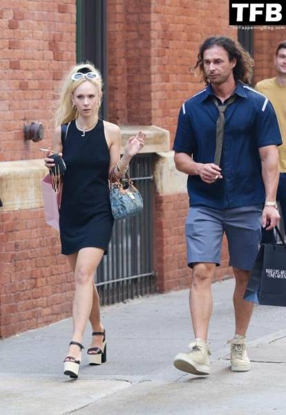 Juno Temple Holds Hands with Her Mystery Boyfriend in NYC on girlzfan.com