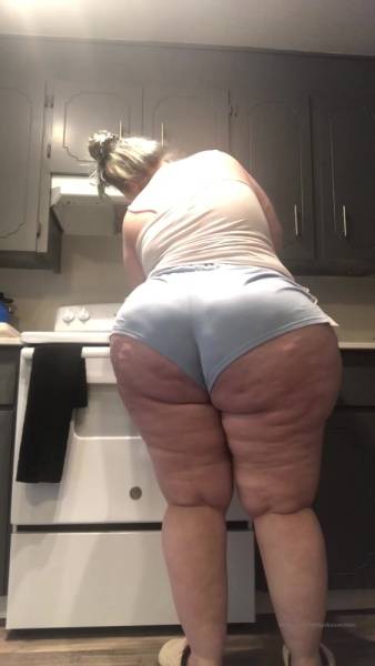 Jexkaawolves cooking some breakfast and dancing to some music xxx onlyfans porn videos on girlzfan.com