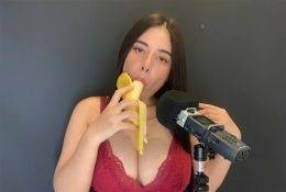 ASMR Wan Sucking a Banana Video Leaked on girlzfan.com