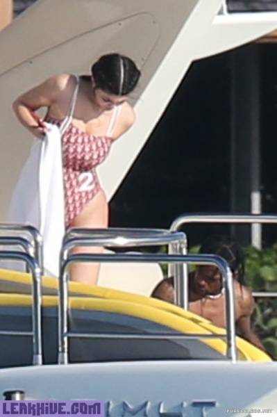 Leaked Kylie Jenner Paparazzi Swimsuit Yacht Photos on www.girlzfan.com