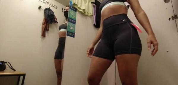 Blowjob in the mall fitting room - Britain on girlzfan.com