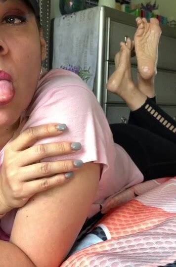 Oily soles in the pose on girlzfan.com